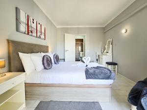 ポルティマンにあるApartment Praia Rocha Cinzaの部屋にある大きな白いベッドのある寝室 +27枚の写真