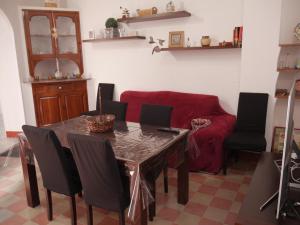 een woonkamer met een tafel en een rode bank bij Casa Voramar in Cullera