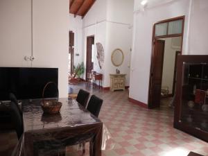 een woonkamer met een tafel en stoelen in een kamer bij Casa Voramar in Cullera