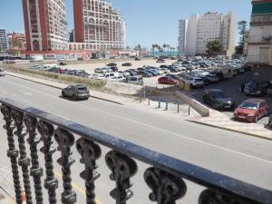een uitzicht op een parkeerplaats met geparkeerde auto's bij Casa Voramar in Cullera