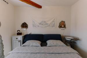 - une chambre avec un lit bleu et 2 oreillers dans l'établissement Cozy getaway house Luana, à Buzet