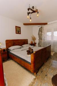 sypialnia z dużym drewnianym łóżkiem w pokoju w obiekcie Cozy getaway house Luana w mieście Buzet