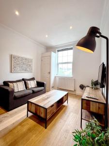 ein Wohnzimmer mit einem Sofa und einem Couchtisch in der Unterkunft Central 2 Bed Flat, - Perfect for getaways - Ideal for Families & Professionals in Brighton & Hove