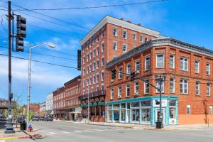 un edificio de ladrillo rojo en una calle de la ciudad con un semáforo en Tygart Hotel, Ascend Hotel Collection en Elkins