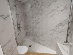 Ένα μπάνιο στο Moderno, luminoso y exterior en calle peatonal