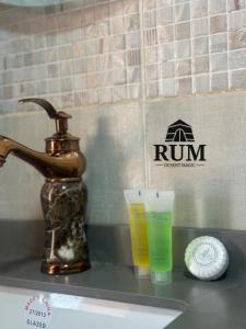 un robinet et deux tasses sur un comptoir de cuisine dans l'établissement Rum desert magic, à Wadi Rum