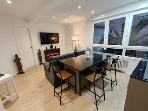 Μια τηλεόραση ή/και κέντρο ψυχαγωγίας στο Moderno, luminoso y exterior en calle peatonal