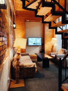 Urban Monkey Tent hostel & bar في كاراكول: غرفة معيشة مع أريكة وطاولة