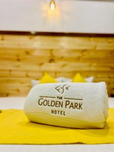 een wit kussen bovenop een bed bij The Golden Park Hotel in Anuradhapura