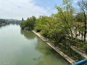 einen Blick auf einen Fluss von einer Brücke aus in der Unterkunft Superbe et sympa in Neuilly-Plaisance