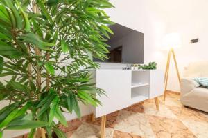 Una sala de estar con un armario blanco y plantas verdes. en Cozy & beautiful villa, en Monreal de Ariza 25 fotos más