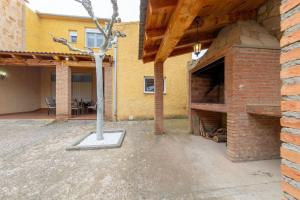 un árbol en el patio de un edificio en Cozy & beautiful villa, en Monreal de Ariza