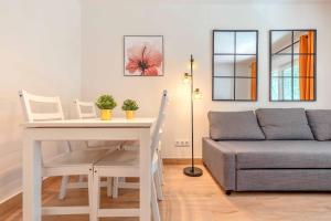 a living room with a table and a couch at Apartamento Metropolitano II en Madrid in Madrid