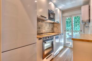 a kitchen with white appliances and a window at Apartamento Metropolitano II en Madrid in Madrid