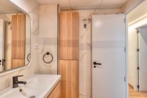 a bathroom with a sink and a shower at Apartamento Metropolitano II en Madrid in Madrid