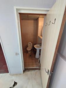 Ένα μπάνιο στο Sweet Home Near Mtatsminda Park
