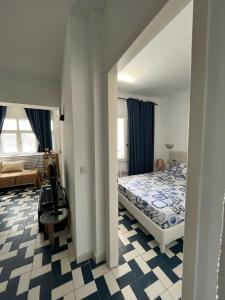sypialnia z łóżkiem i salon w obiekcie Bel appartement au coeur du Port El Kantaoui w mieście Port El Kantaoui