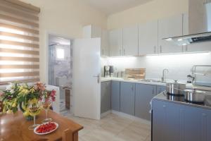 A kitchen or kitchenette at Nikos Studios