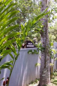 un cartello stradale seduto sopra una recinzione di Villa Allure & Villa Ahurewa ad Ahangama