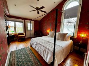 - une chambre avec un lit et un ventilateur de plafond dans l'établissement The Harpswell Inn, 