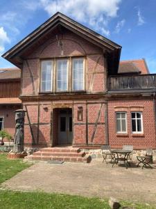 a brick house with a table in front of it at Übernachten im Goethezimmer in Jerchel