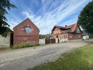 a brick building with a mirror on the side of it at Übernachten im Goethezimmer in Jerchel