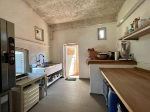 a large kitchen with a sink and a counter top at Übernachten im Goethezimmer in Jerchel
