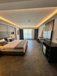 1 dormitorio con 1 cama grande en una habitación en TELMESSOS CİTY HOTEL en Fethiye