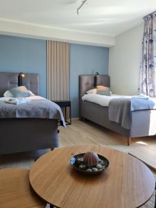 Ένα ή περισσότερα κρεβάτια σε δωμάτιο στο Lofoten Værøy Bryggehotell AS