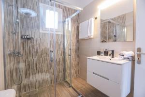 Koupelna v ubytování Smart Home Corfu + 23 fotografií