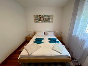 ein Schlafzimmer mit einem Bett mit blauen Kissen darauf in der Unterkunft Apartment Picturesque Retreat in Dramalj