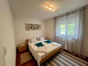 ein kleines Schlafzimmer mit einem Bett und einem Fenster in der Unterkunft Apartment Picturesque Retreat in Dramalj
