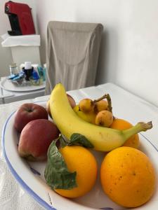 un plato de fruta en una mesa en B&B LIOLA', en Patti