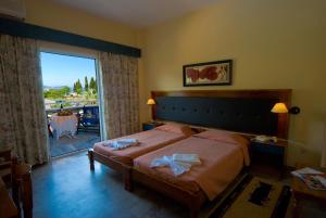 Postel nebo postele na pokoji v ubytování Potamaki Beach Hotel