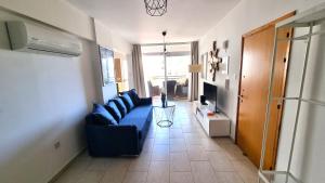 Μια τηλεόραση ή/και κέντρο ψυχαγωγίας στο Beach Haven: 7-Minute walk to the beach + Pool