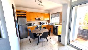 Η κουζίνα ή μικρή κουζίνα στο Beach Haven: 7-Minute walk to the beach + Pool