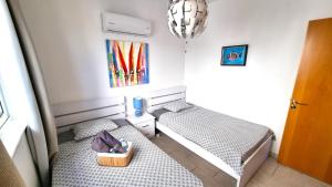 Ένα ή περισσότερα κρεβάτια σε δωμάτιο στο Beach Haven: 7-Minute walk to the beach + Pool +17 φωτογραφίες