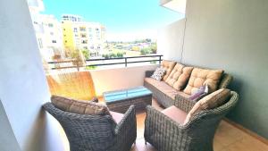 Χώρος καθιστικού στο Beach Haven: 7-Minute walk to the beach + Pool