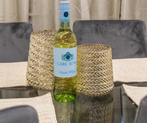 New Luxury Suite 6Mins To Falls, Free Parking في شلالات نياجارا: زجاجة من النبيذ موضوعة على طاولة