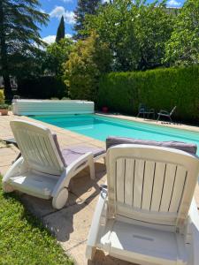 Basen w obiekcie Appartement en Provence-Lubéron - piscine et calme lub w pobliżu