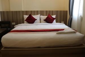 Rúm í herbergi á Hotel Royal Emperor