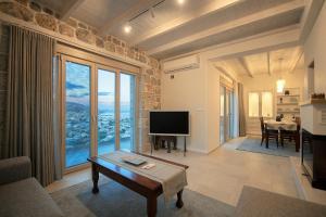 TV a/nebo společenská místnost v ubytování Myloi Luxury Villa Kalymnos