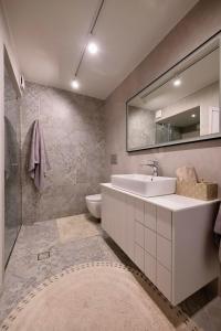 カリムノスにあるMyloi Luxury Villa Kalymnosのバスルーム(洗面台、トイレ、鏡付)