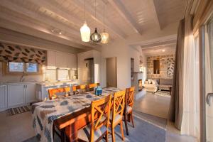 カリムノスにあるMyloi Luxury Villa Kalymnosのキッチン、ダイニングルーム(テーブル、椅子付)