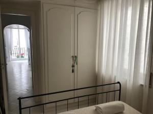 a bedroom with a bed and a large mirror at Delizioso appartamento a Capri in Capri