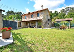 an old stone house with a yard with a yard at GALIHOST - Casa da Sobreira in Meis