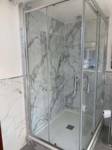 W łazience znajduje się prysznic ze szklanymi drzwiami. w obiekcie LetAway - Captain Cook's Cottage, Staithes w mieście Staithes