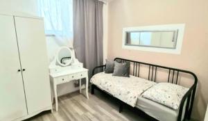 - une chambre avec un lit, une commode et un miroir dans l'établissement Charming apartment in Split center, à Split