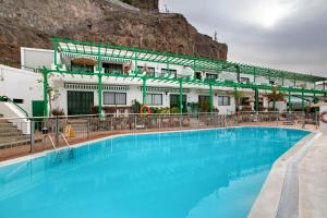 a large swimming pool in front of a building at Casa Los Veleros F1 in Puerto Rico de Gran Canaria