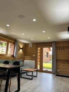 Posezení v ubytování Chalets du Bouchot & Jacuzzi privatif proximité Gerardmer & La Bresse